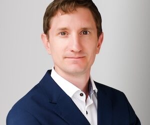  “دي بيرز” تعين “ويسلي تاكر” رئيسًا تنفيذيًا لمنصة ” تراكر” لتتبع الماس