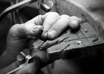 انقطاع الكهرباء يزيد خسائر مصانع الذهب .. و25 % تراجعًا في الإنتاج اليومي