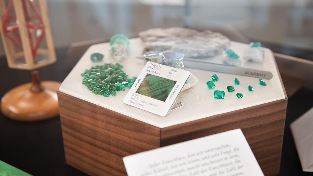 20230707 Gubelin Emerald display