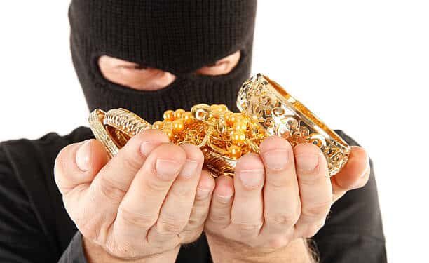 على طريقة فيلم لصوص لكن ظرفاء.. عصابة تسرق 13 كيلوجرامًا من الذهب 92 سرقة ذهب