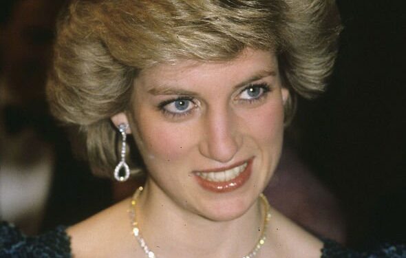 قلادة الزمرد والألماس