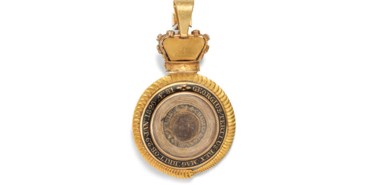 "كريستيز" تبيع قلادة الملك جورج الثالث بنحو 7765 دولارًا 88 “كريستيز” تبيع قلادة الملك جورج الثالث بنحو 7765 دولارًا