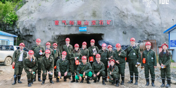 رحلة استكشافية لأكبر منجم لـ «الزبرجد» في العالم