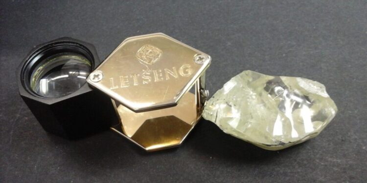 العثور على ثاني أكبر ماسة فى العام الجاري.. تزن 164قيراطًا 88 العثور على ثاني أكبر ماسة فى العام الجاري.. تزن 164قيراطًا