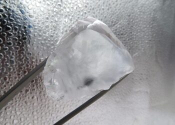 الكشف عن ثاني أكبر ماسة شفافة تزن 180 قيراطًا في أنجولا