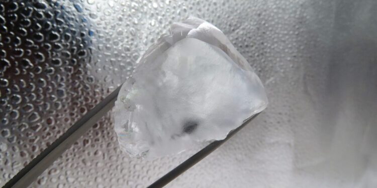 الكشف عن ثاني أكبر ماسة شفافة تزن 180 قيراطًا في أنجولا 87 الكشف عن ثاني أكبر ماسة شفافة تزن 180 قيراطًا في أنجولا