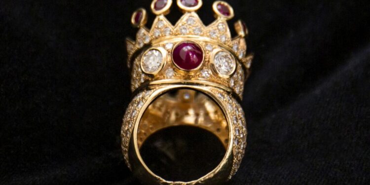 بيع خاتم من الألماس للمغني "توباك شاكور" بمليون دولار