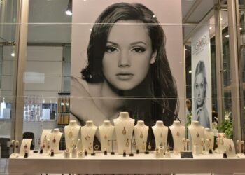 انخفاض مبيعات الذهب في الهند والصين يدفع صادرات الذهب السويسرية للتراجع