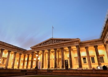 إقالة “أمين المتحف البريطاني” بعد اختفاء مجوهرات عمرها 3000 عام