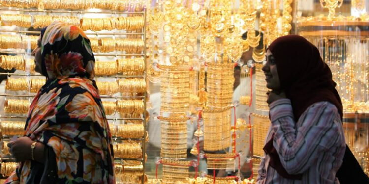«آي صاغة»: ارتفاع أسعار الذهب محليًا وتراجعها عالميًا في تعاملات الخميس