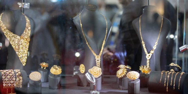 «آي صاغة»: تخفيض التصنيف الإئتماني للولايات المتحدة يعزز مكاسب الذهب 87 «آي صاغة»: تخفيض التصنيف الإئتماني للولايات المتحدة يعزز مكاسب الذهب