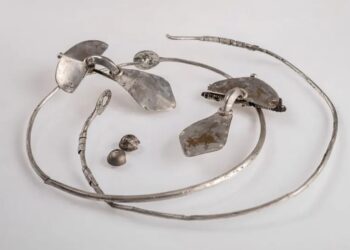  العثور  على مقبرة قوطية مليئة بالمقتنيات الجنائزية من المجوهرات الفضية في بولندا