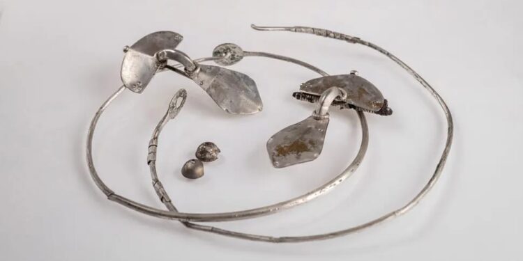  العثور  على مقبرة قوطية مليئة بالمقتنيات الجنائزية من المجوهرات الفضية في بولندا