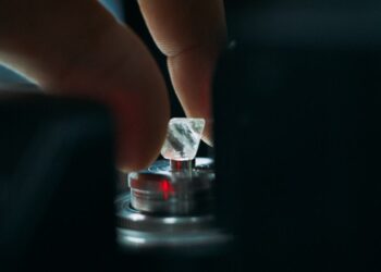 “دي بيرز” عملاء الألماس ..تخفف قواعد الشراء وسط تراكم مخزون الخام