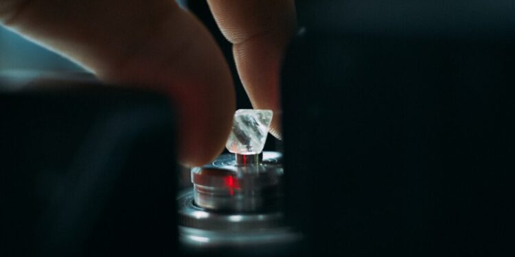 “دي بيرز” عملاء الألماس ..تخفف قواعد الشراء وسط تراكم مخزون الخام