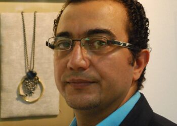 «كرم مسعد».. استاذًا جامعيًا بدرجة صنايعي في تصميم الحلي والمجوهرات