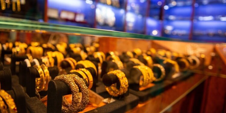 مؤشرات إيجابية لقوة السوق وإقبال واسع للهنود بمعرض” IIJS “للمجوهرات