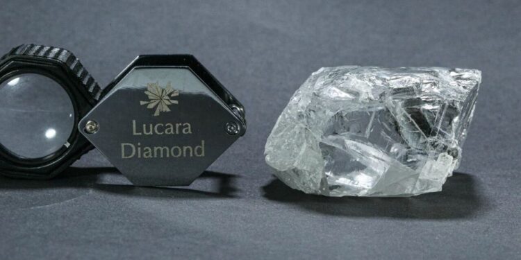 "لوكارا دايمواند" تكتشف ماسة تزن 692 قيراطًا في بوتسوانا 88 “لوكارا دايمواند” تكتشف ماسة تزن 692 قيراطًا في بوتسوانا