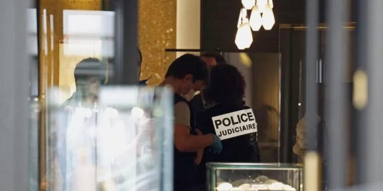 عصابة أنيقة تسطو على"بياجيه"وتستحوذ على مجوهرات بقيمة 15 مليون يورو 88 عصابة أنيقة تسطو على”بياجيه”وتستحوذ على مجوهرات بقيمة 15 مليون يورو