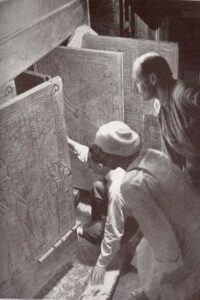 howard carter looking into tomb