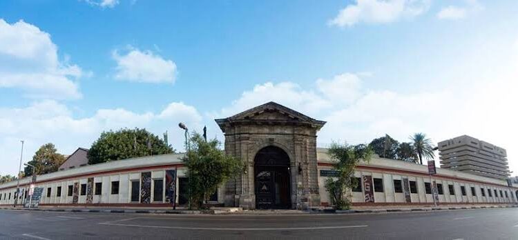 «فنون تطبيقية» : لا نقبل خريجي مدرسة الذهب والمجوهرات