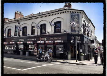 شركة أمريكية تقدم خدمة تنظيف المجوهرات مجانًا