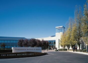 معهد الأحجار الكريمة الأمريكي يسرح 151 موظفًا