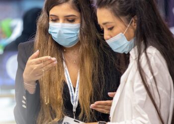 ” الاتهام بالسرقة”.. أبرز مخاطر شراء الذهب بدون فاتورة من العملاء