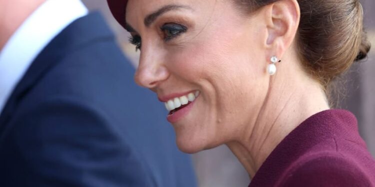 أقراط «أميرة ويلز» تحي ذكرى الملكة الراحلة «إليزابيث الثانية» 88 أقراط «أميرة ويلز» تحي ذكرى الملكة الراحلة «إليزابيث الثانية»