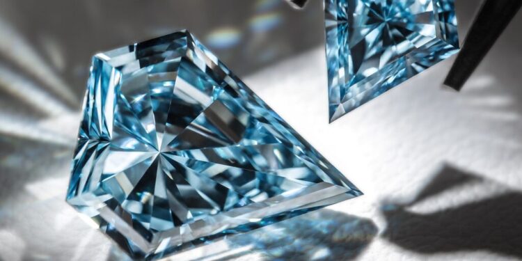 « فريد» الفرنسية تطلق مجوهرات مرصعة بمزيج من الألماس الطبيعي والصناعي 90 « فريد» الفرنسية تطلق مجوهرات مرصعة بمزيج من الألماس الطبيعي والصناعي