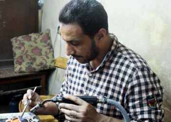 “ياقوت”: جمال السني وعيد شيحة وسيد إمام أبرز “معلمين فن الشفتشي” في خان الخليلي.