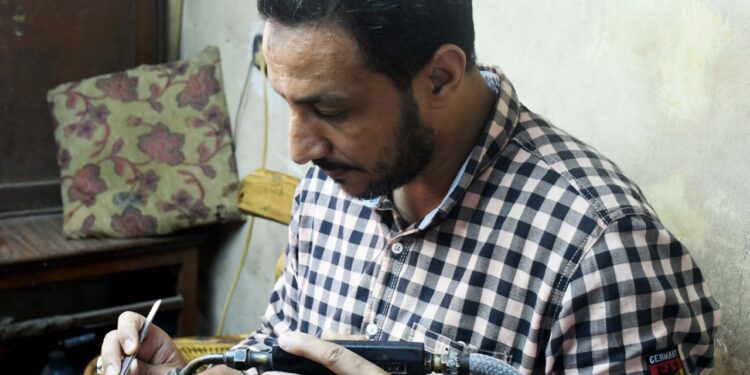 "ياقوت": جمال السني وعيد شيحة وسيد إمام أبرز "معلمين فن الشفتشي" في خان الخليلي. 88 “ياقوت”: جمال السني وعيد شيحة وسيد إمام أبرز “معلمين فن الشفتشي” في خان الخليلي.