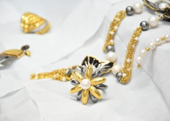 مصنعون وتجار: أسواق الذهب تتجه للبيع «أون لاين» بقوة