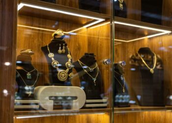 التقرير الأسبوعي ل « آي صاغة » 45 جنيهاً تراجعاً في أسعار الذهب بالأسواق المحلية خلال أسبوع