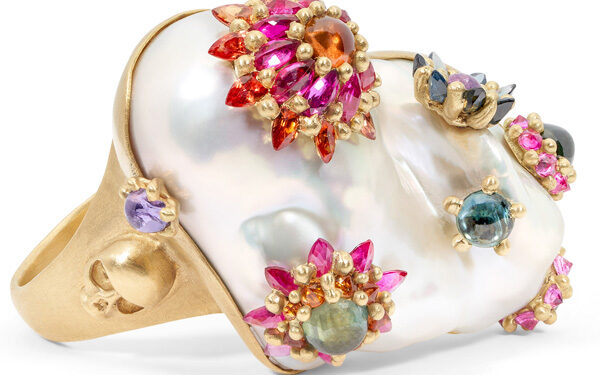 مصممة المجوهرات الإنجليزية "بولي ويلز" تطرح مجموعة "كلوستر فاك" 102 مصممة المجوهرات الإنجليزية “بولي ويلز” تطرح مجموعة “كلوستر فاك”