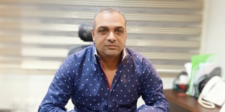 رئيس مجلس الإدارة لـ«عيار 24».. «أندريا وجورج» تطرح 1000 مشغولة ذهبية في معرض نبيو 90 رئيس مجلس الإدارة لـ«عيار 24».. «أندريا وجورج» تطرح 1000 مشغولة ذهبية في معرض نبيو