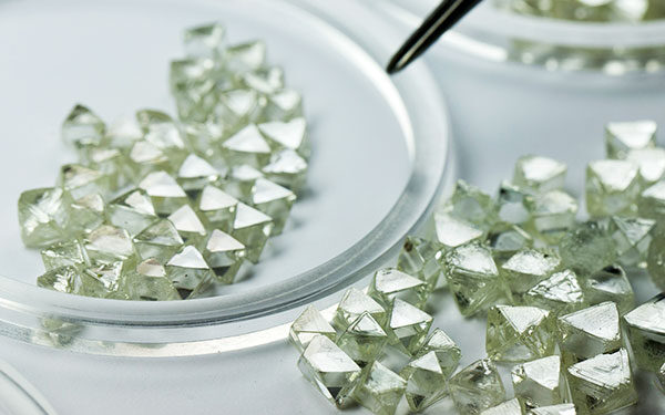 تحديات السوق تدفع «ألروسا» لوقف مبيعاتها من الألماس الخام