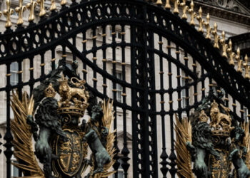 أجواء سبتمبر… تعيد للذاكرة 6 قطع من الياقوت الأزرق ارتدتها العائلة المالكة