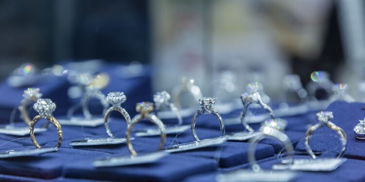 كيف أصبح عام 2023 عام الألماس المصنع معمليًا؟