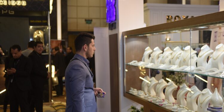 «آي صاغة»: ارتباك في أسواق الذهب... وعيار 21 يسجل 2400 جنيه 87 «آي صاغة»: ارتباك في أسواق الذهب… وعيار 21 يسجل  2400 جنيه