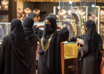 200 علامة تجارية تشارك بمعرض المجوهرات والساعات في أبوظبي