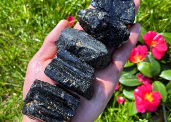 «التورمالين الأسود»… ما بين صناعة المجوهرات و الحماية من الطاقة السلبية