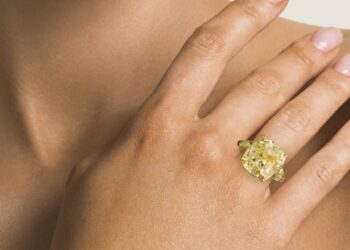 ماسة صفراء وزنها 24 قيراطًا قد تباع بمبلغ 500 ألف دولار في مزاد علني