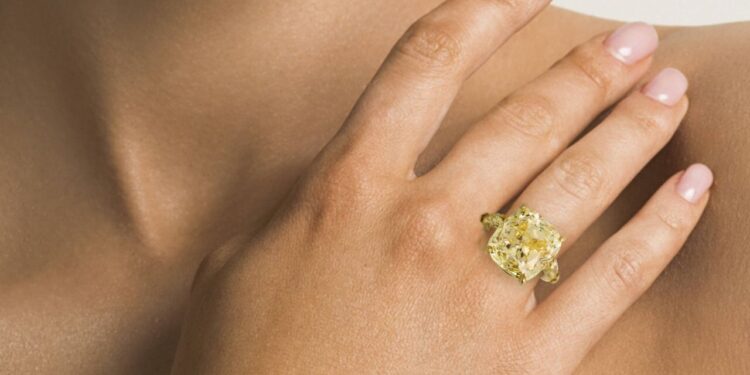 ماسة صفراء وزنها 24 قيراطًا قد تباع بمبلغ 500 ألف دولار في مزاد علني 88 ماسة صفراء وزنها 24 قيراطًا قد تباع بمبلغ 500 ألف دولار في مزاد علني