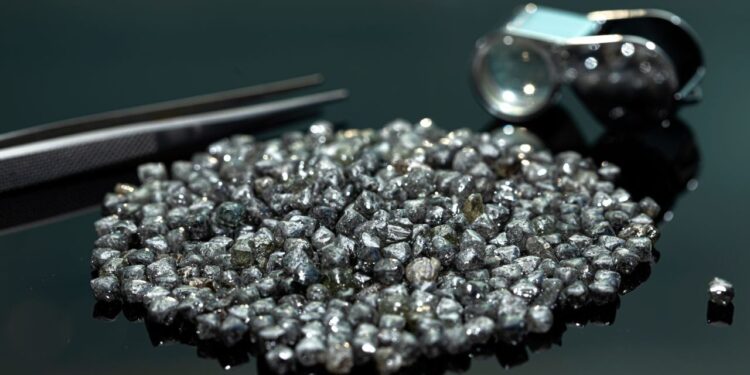  شراكة بين “دي بيرز” و”سارين” لحل  أزمة تتبع مصدر الألماس