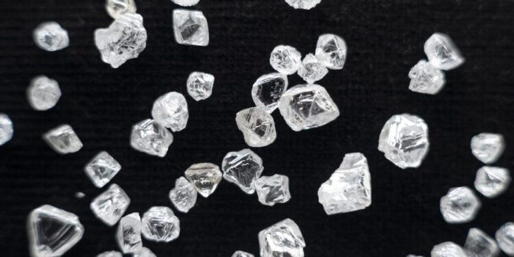 “دي بيرز” تعلق مزادات الألماس الخام عبر الإنترنت حتى نهاية 2023