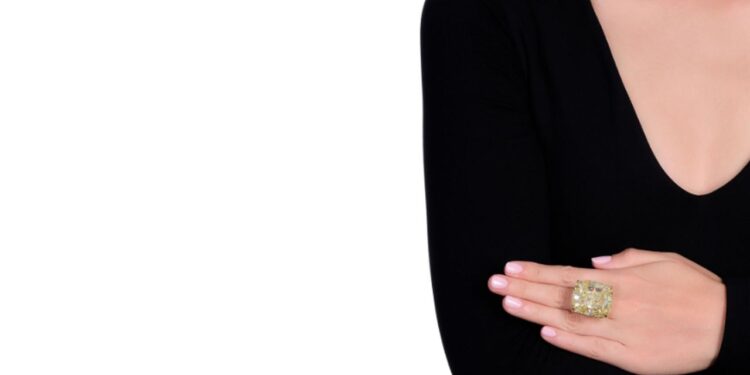 4.1 مليون دولار قيمة متوقعة لخاتم من الألماس الأصفر في مزاد "سوذبيز" 104 4.1 مليون دولار قيمة متوقعة لخاتم من الألماس الأصفر في مزاد “سوذبيز”