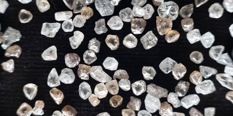 "دي بيرز" تستهدف إنتاج نحو 33 مليون قيراط من الألماس في 2023 88 “دي بيرز” تستهدف إنتاج نحو 33 مليون قيراط من الألماس في 2023