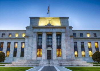 محلل اقتصادي يتوقع رفع الفيدالي الأمريكي لأسعار الفائدة لتصل إلى7 %