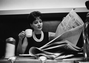 «بونهامز» تبيع مجوهرات الصحفية «باربرا والترز» بالمزاد العلني